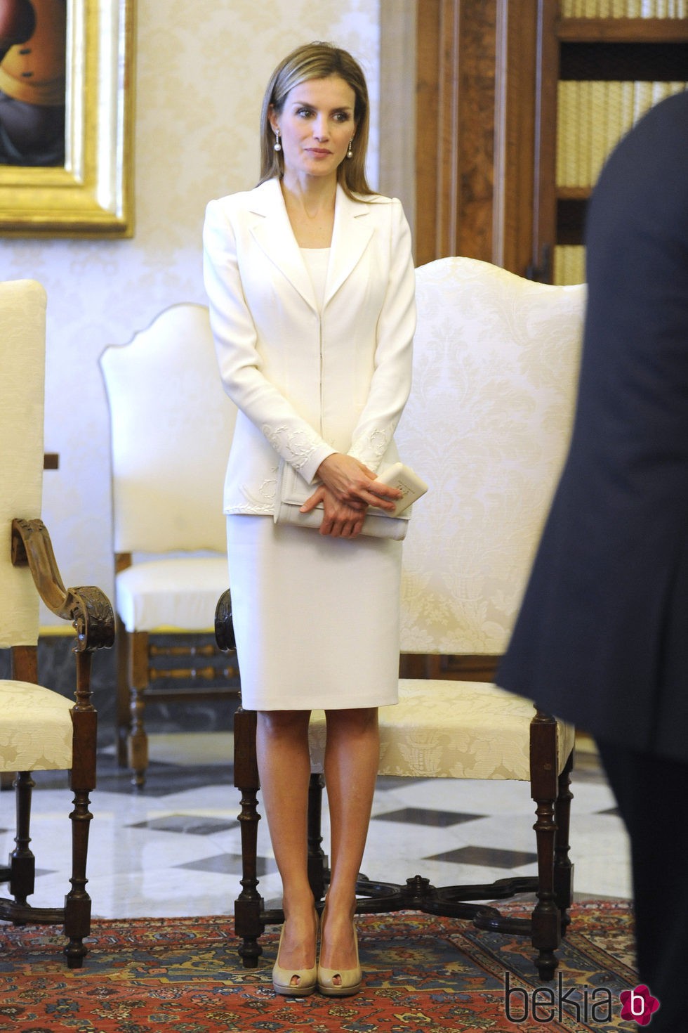 La Reina Letizia con un vestido blanco de Felipe Varela en el Vaticano