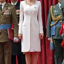 La Reina Letizia con un vestido blanco de Felipe Varela en la entrega de la Enseña Nacional a la XI Zona de la Guardia Civil