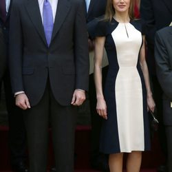 La Reina Letizia con un vestido de Carolina Herrera en la entrega de los Premios Nacionales de la Cultura 2015