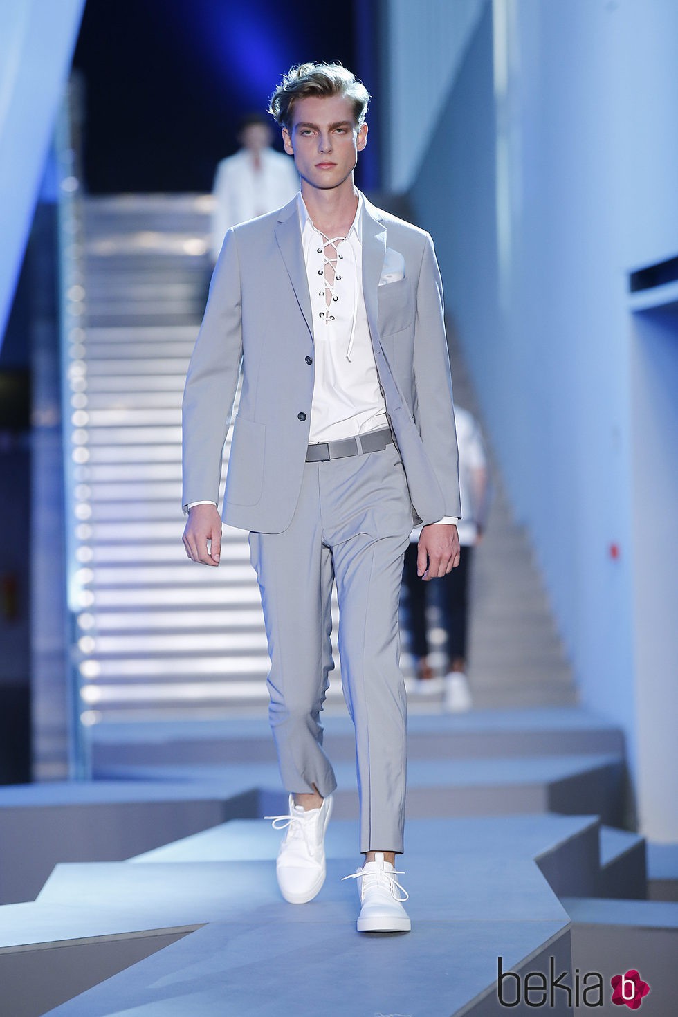 Traje gris con camisa blanca de la colección primavera/verano 2016 de Z Zegna