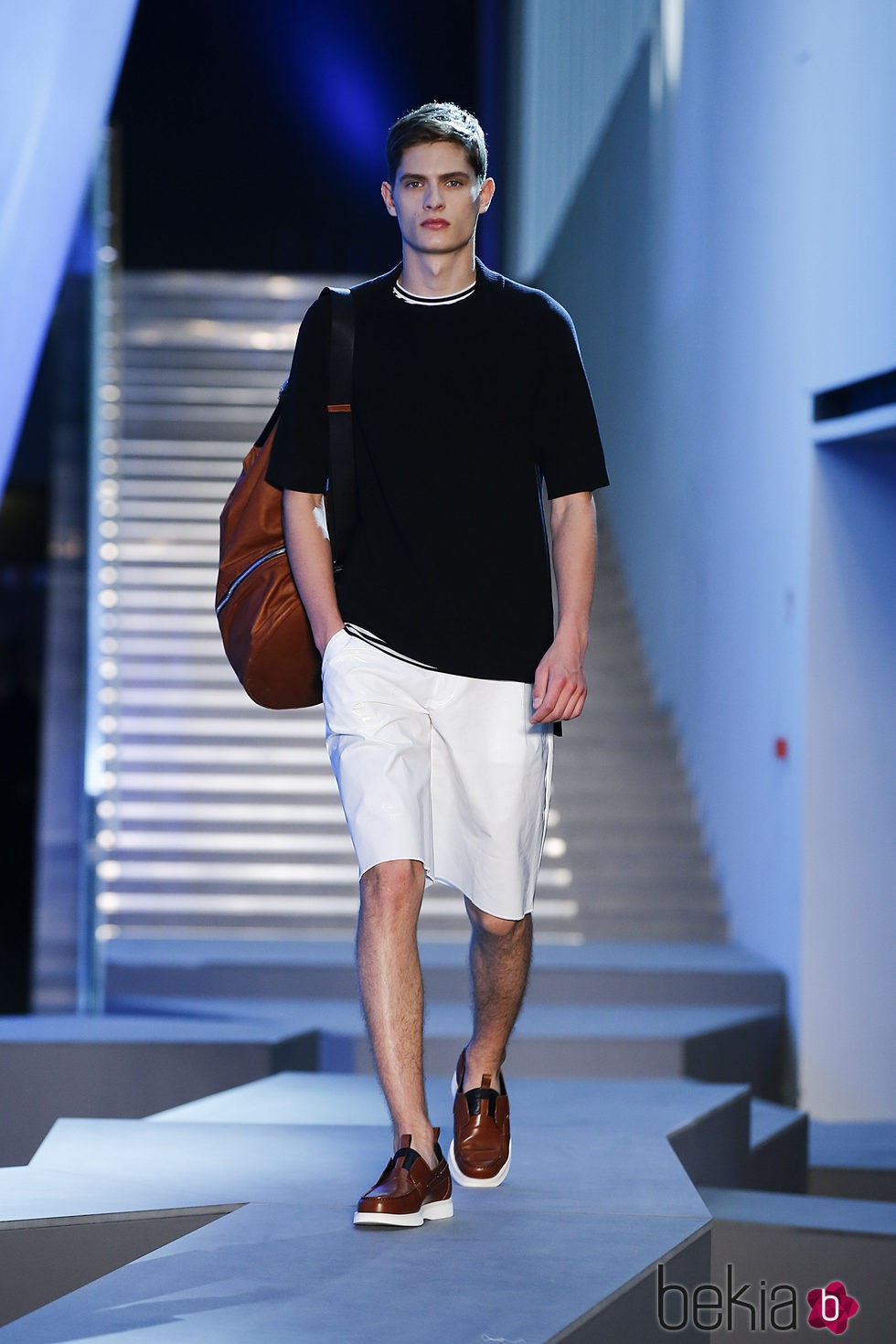 Bermudas blancas con camiseta negra de la colección primavera/verano 2016 de Z Zegna