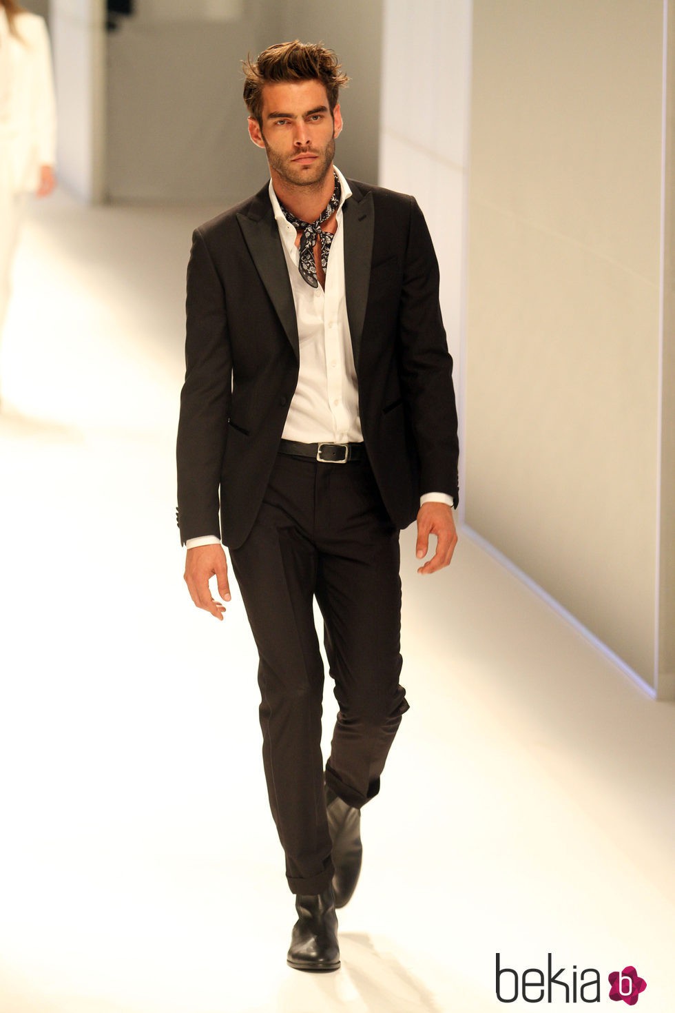 Jon Kortajarena con un traje negro y camisa blanca en el desfile de Mango