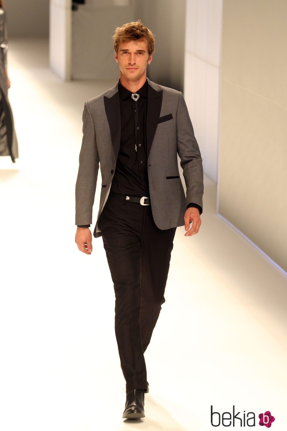 Clement Chabernaud con americana gris, camisa y pantalón negros en el desfile de Mango