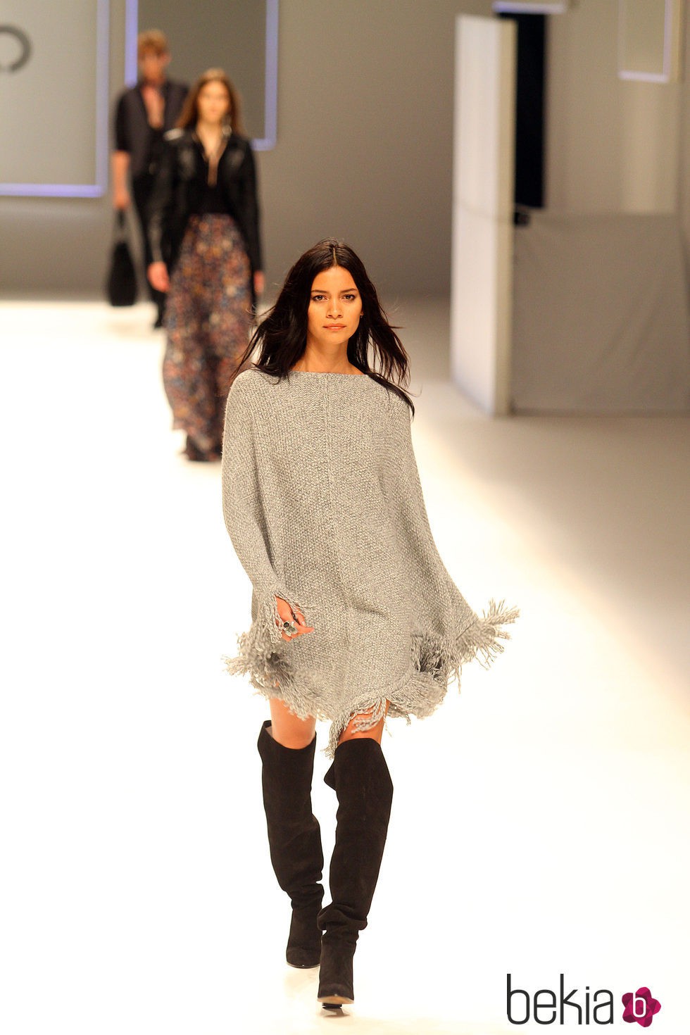 Poncho de lana con flecos de la colección otoño/invierno 2015 de Mango 