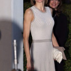 La Reina Letizia con un vestido con falda plisada en color arena de Hugo Boss en su Viaje de Estado a México