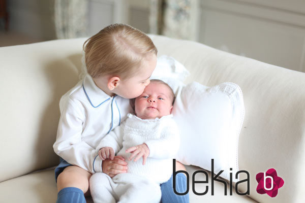 Jorge de Cambridge con su hermana la Princesa Carlota en sus primeras fotos oficiales