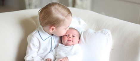 Jorge de Cambridge con su hermana la Princesa Carlota en sus primeras fotos oficiales