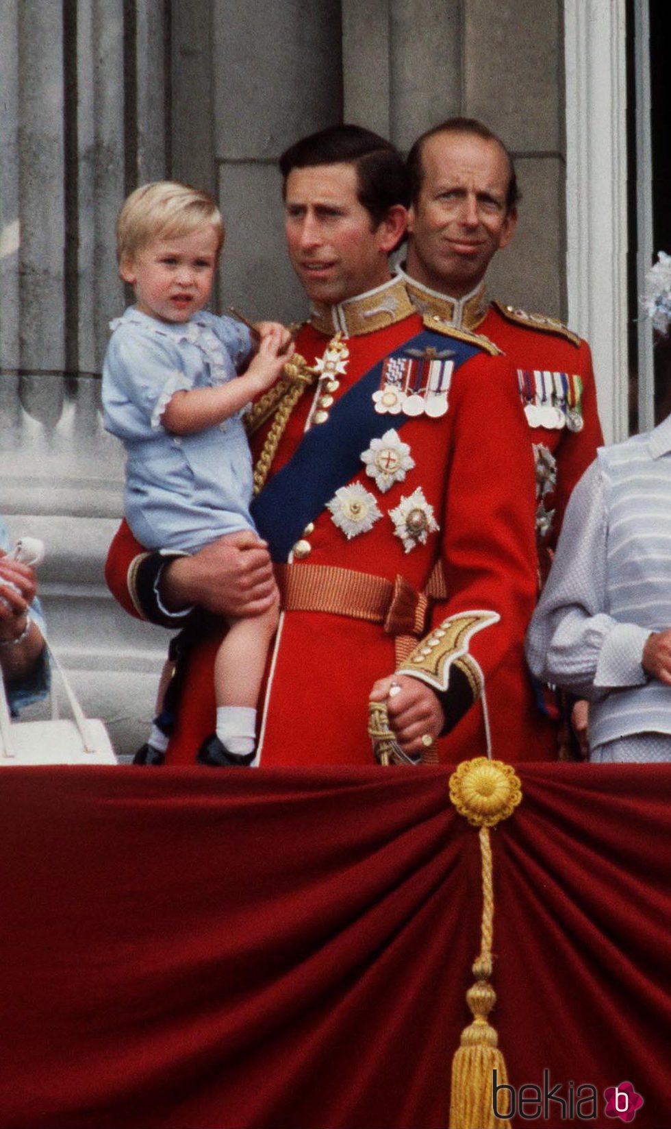 El Príncipe Carlos con su hijo Guillermo de Inglaterra en el Trooping the Colour 1984