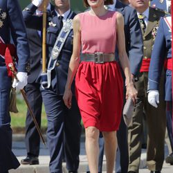 La Reina Letizia con un vestido en color block rojo y rosa