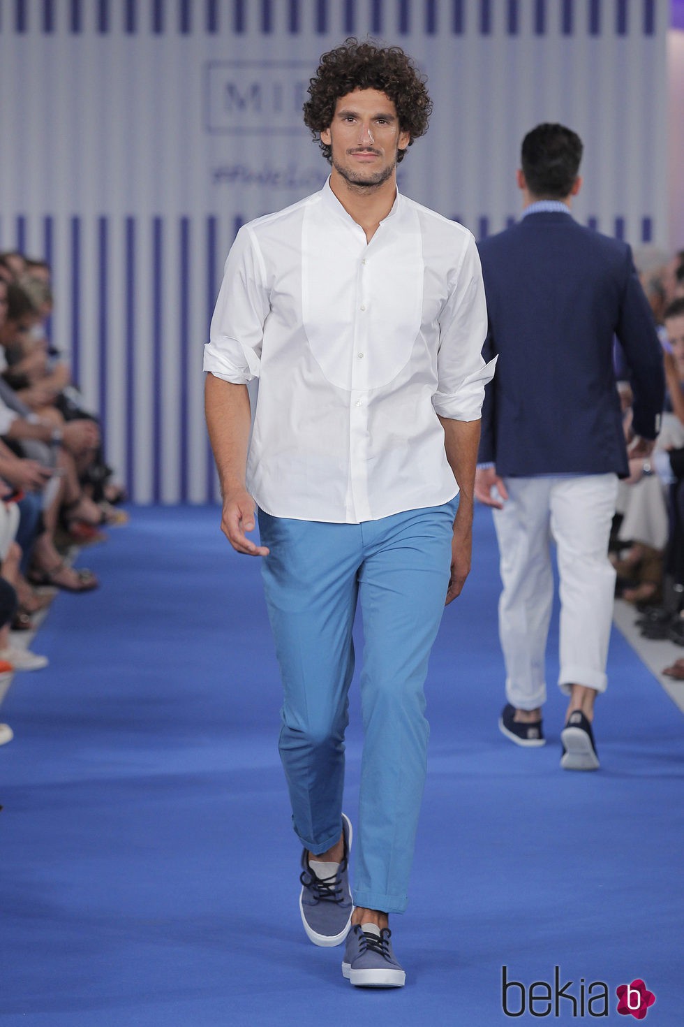 Camisa blanca y pantalón azul para hombre de la colección primavera/verano 2015 de Mirto