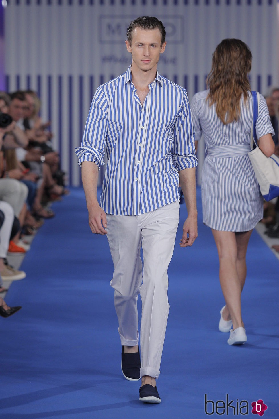 Nicolás Coronado con camisa de rayas y pantalón blanco para hombre de la colección primavera/verano 2015 de Mirto