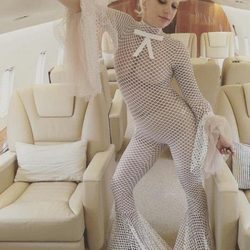 Lady Gaga con un mono blanco de Andrés Sardá