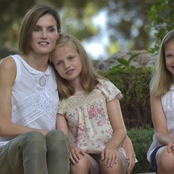 La Reina Letizia con sus hijas Leonor y Sofía posando en Marivent