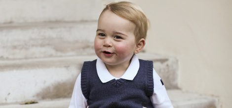 El Príncipe Jorge de Cambridge con unas bermudas cortas y chaleco navideño