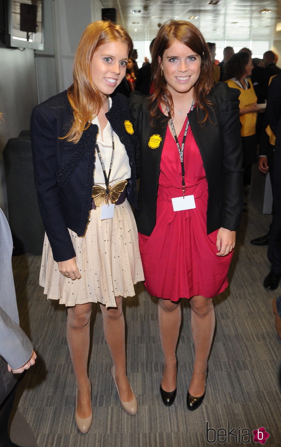 Las Princesas Beatriz y Eugenia de York con vestidos lisos y chaquetas negras en la BGC Charity Day