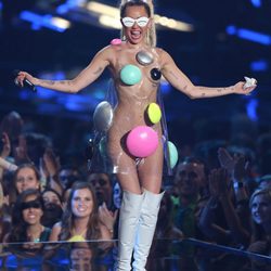 Miley Cyrus con un vestido transparente y botones tamaño XXL en los VMA 2015