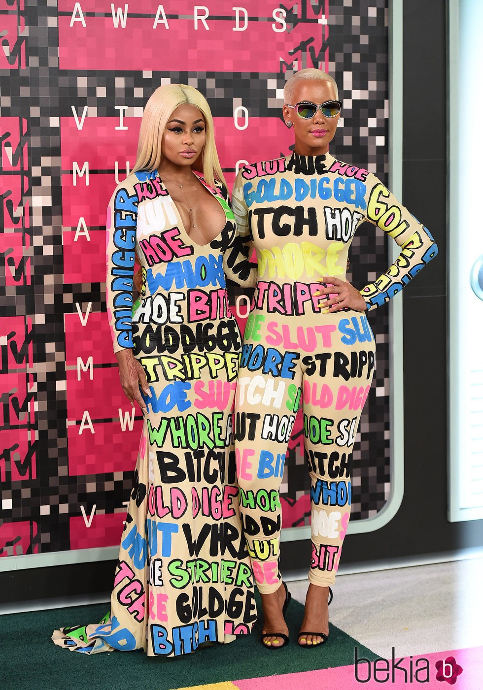 Amber Rose y Blac Chyna con ajustados trajes llenos de groserías en los VMA 2015