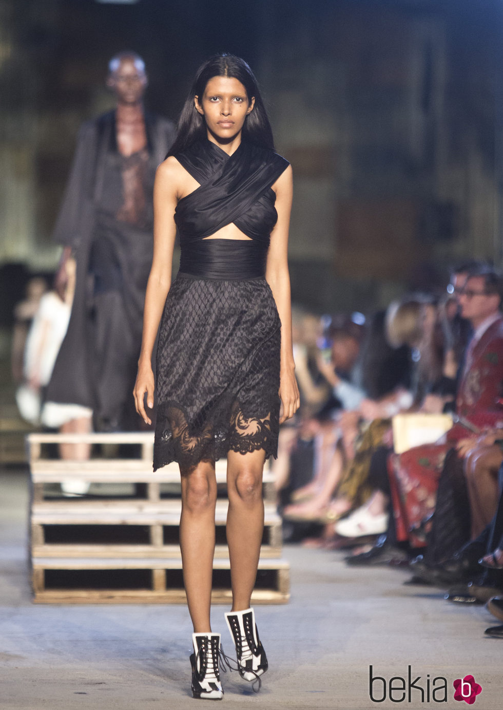 Vestido negro cruzado de la colección primavera/verano 2016 de Givenchy en Nueva York Fashion Week