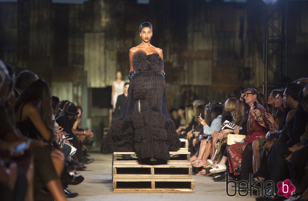 Vestido pomposo de la colección primavera/verano 2016 de Givenchy en Nueva York Fashion Week