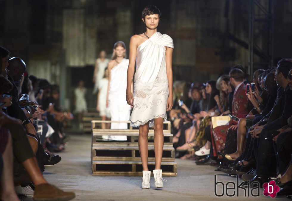 Vestido blanco corto de la colección primavera/verano 2016 de Givenchy en Nueva York Fashion Week