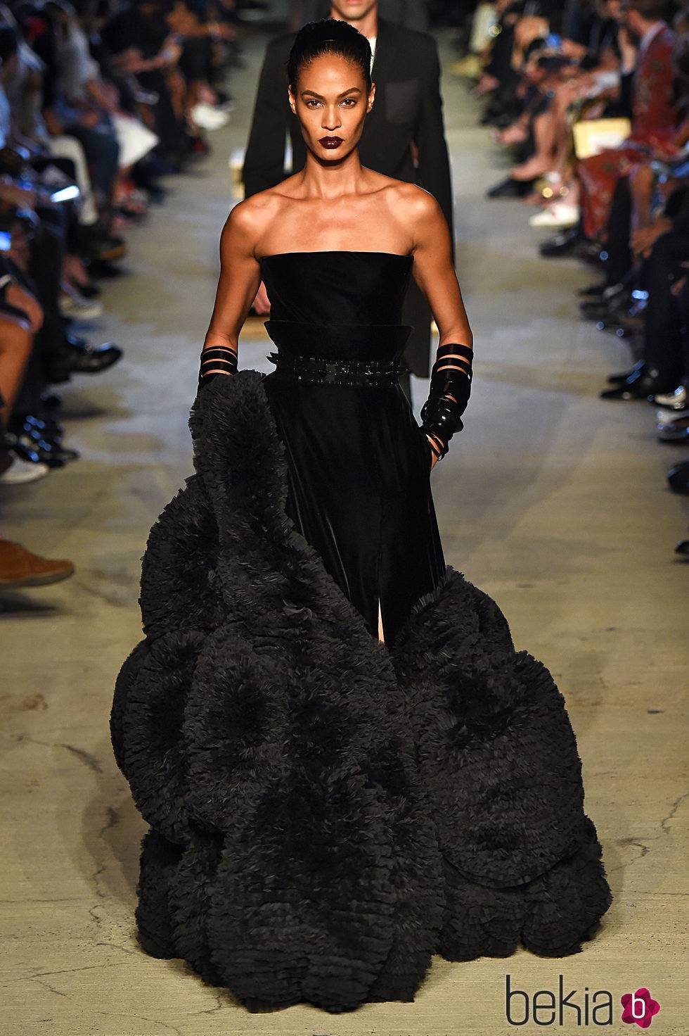 Joan Smalls desfilando con la colección primavera/verano 2016 de Givenchy en Nueva York Fashion Week