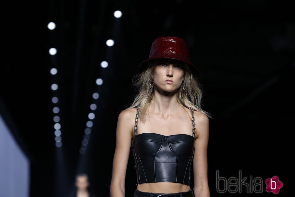 Top cuero negro de la colección primavera/verano 2016 de Alexander Wang en Nueva York Fashion Week