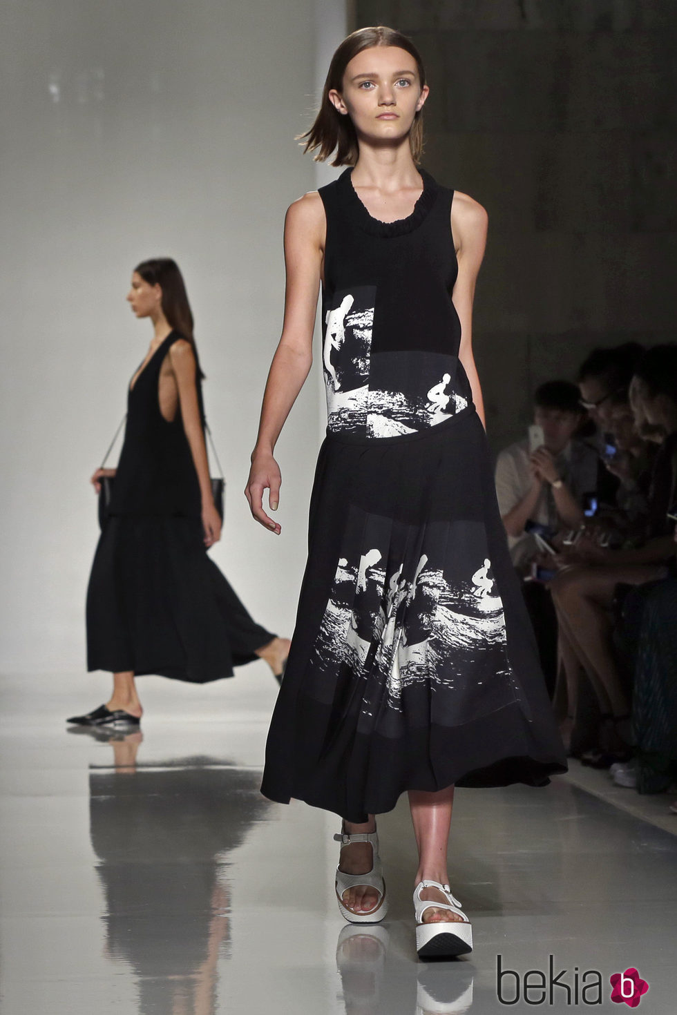 Vestido negro de la colección primavera/verano 2016 de Victoria Beckham en Nueva York Fashion Week