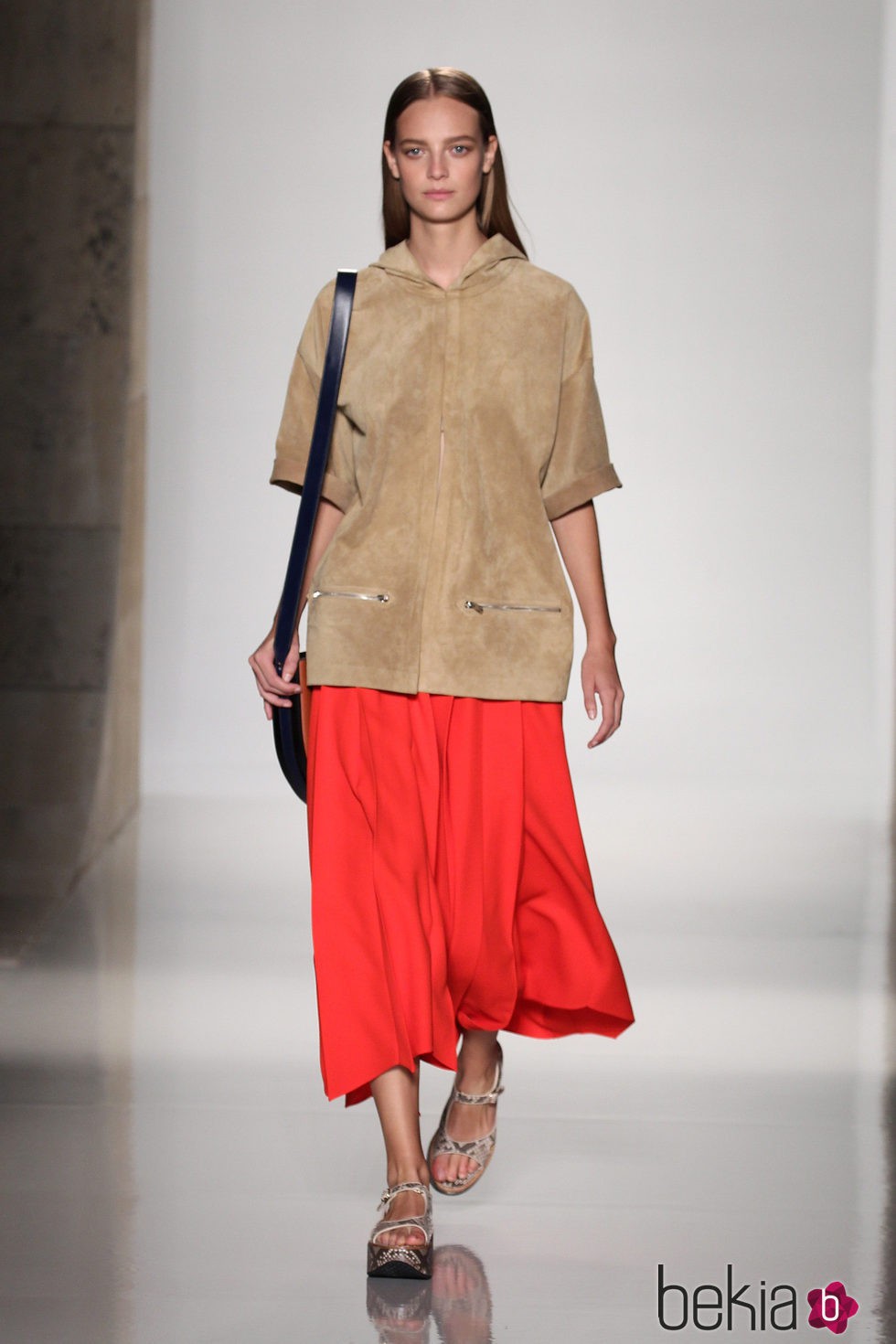 Falda roja midi de la colección primavera/verano 2016 de Victoria Beckham en Nueva York Fashion Week