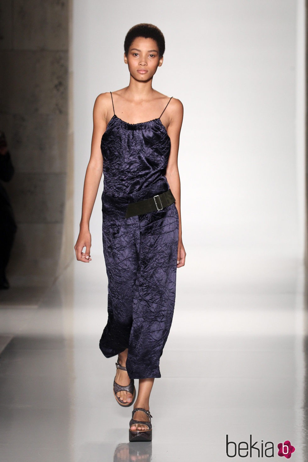 Jumpsuit morado de la colección primavera/verano 2016 de Victoria Beckham en Nueva York Fashion Week