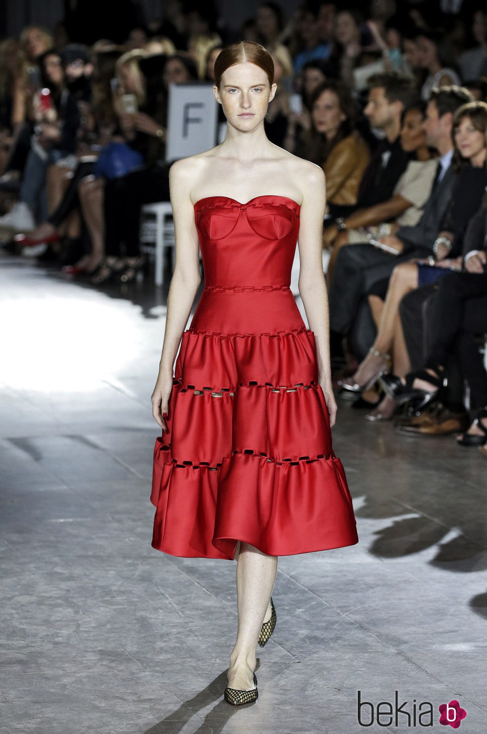 Vestido rojo palabra de honor de la colección de primavera/verano 2016 de Zac Posen de Nueva York Fashion Week