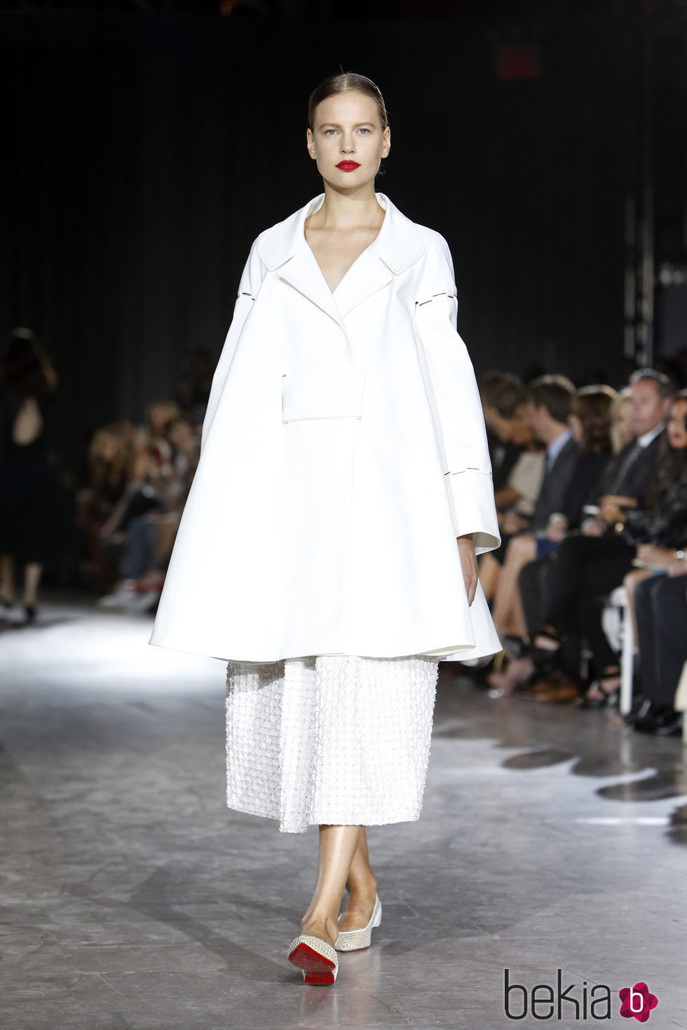 Traje de capa y falda larga blanca de la colección de primavera/verano 2016 del desfile de Zan Posen en la Nueva York Fashion Week