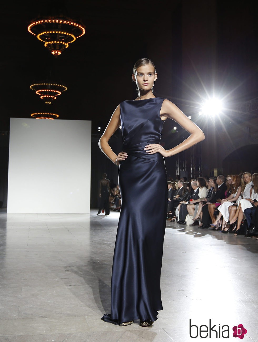 Vestido azul marino ajustado de la colección de primavera/verano 2016 de Zac Posen en Nueva York Fashion Week