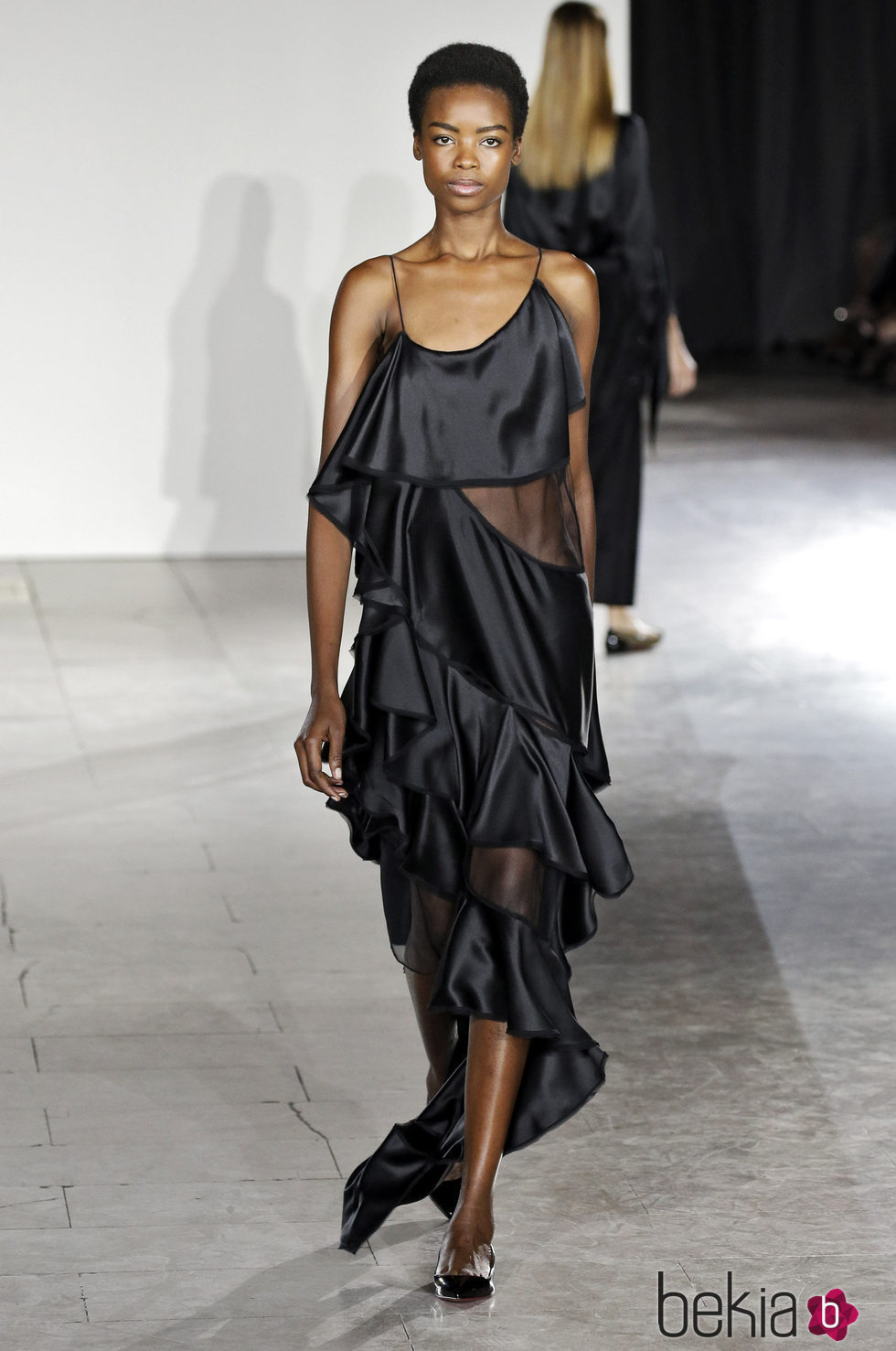 Vestido negro de volantes de la colección de primavera/verano 2016 de Zac Posen en Nueva York Fashion Week