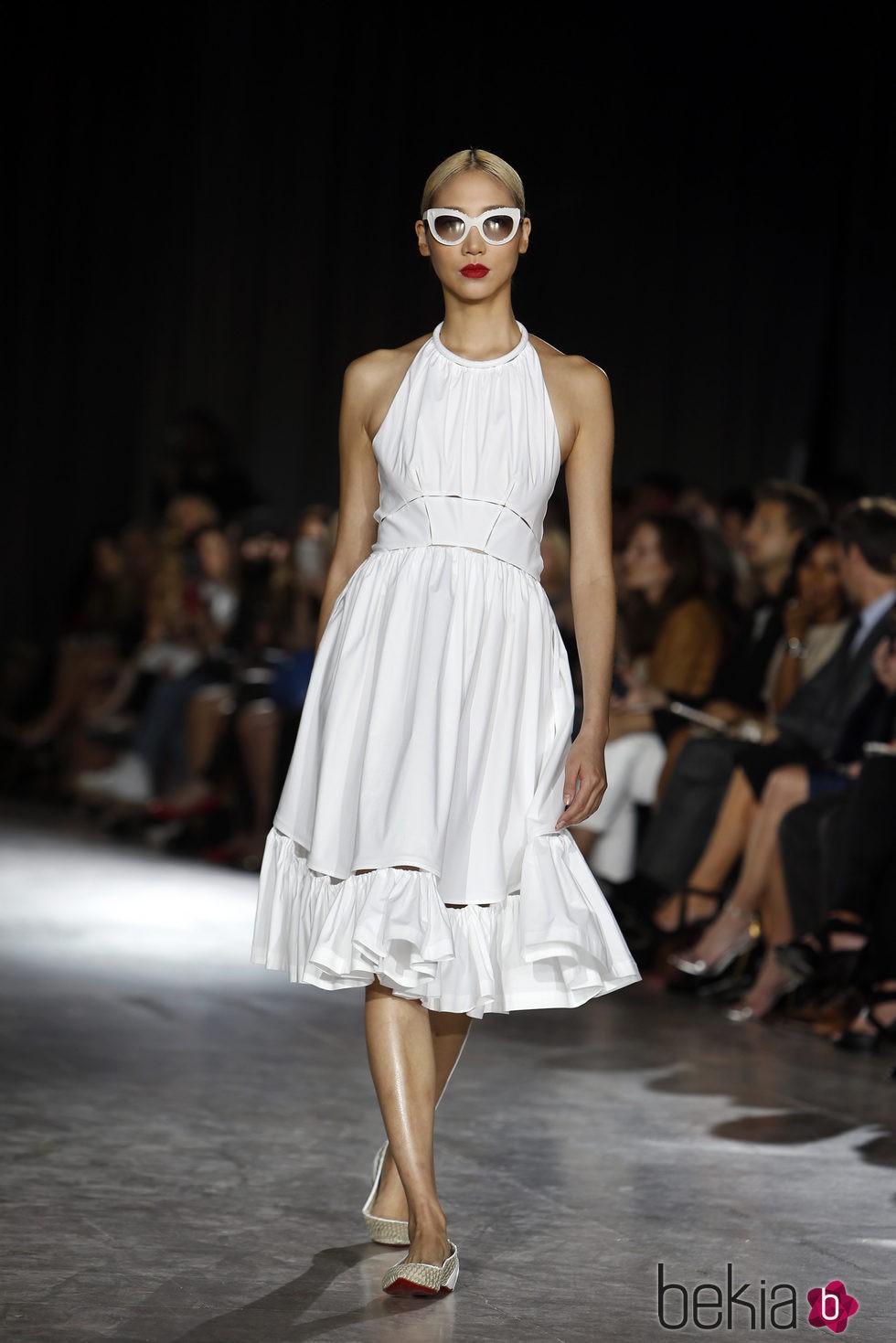 Vestido blanco con falda de vuelo de la colección de primavera/verano 2016 de Zac Posen en Nueva York Fashion Week