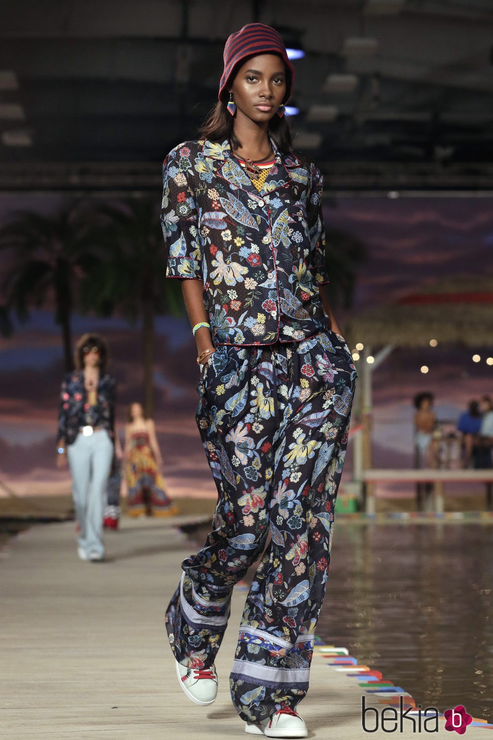 Camiseta y pantalón de estampado floral de la colección de Tommy Hilfiger en la colección primavera/verano 2016 en la Nueva York Fashion Week