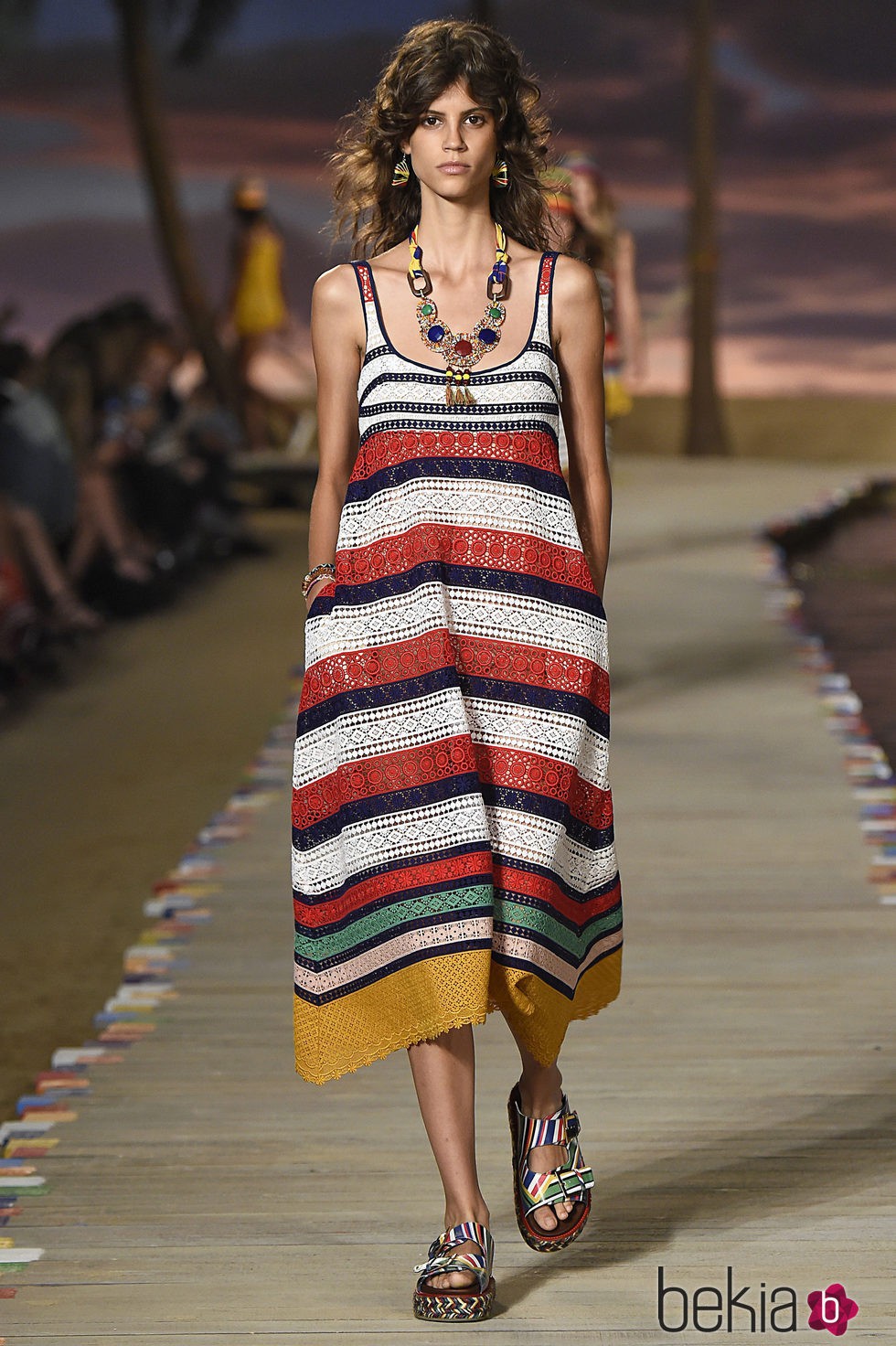 Vestido de rayas de la colección primavera/verano 2016 de Tommy HIlfiger en la New York Fashion Week