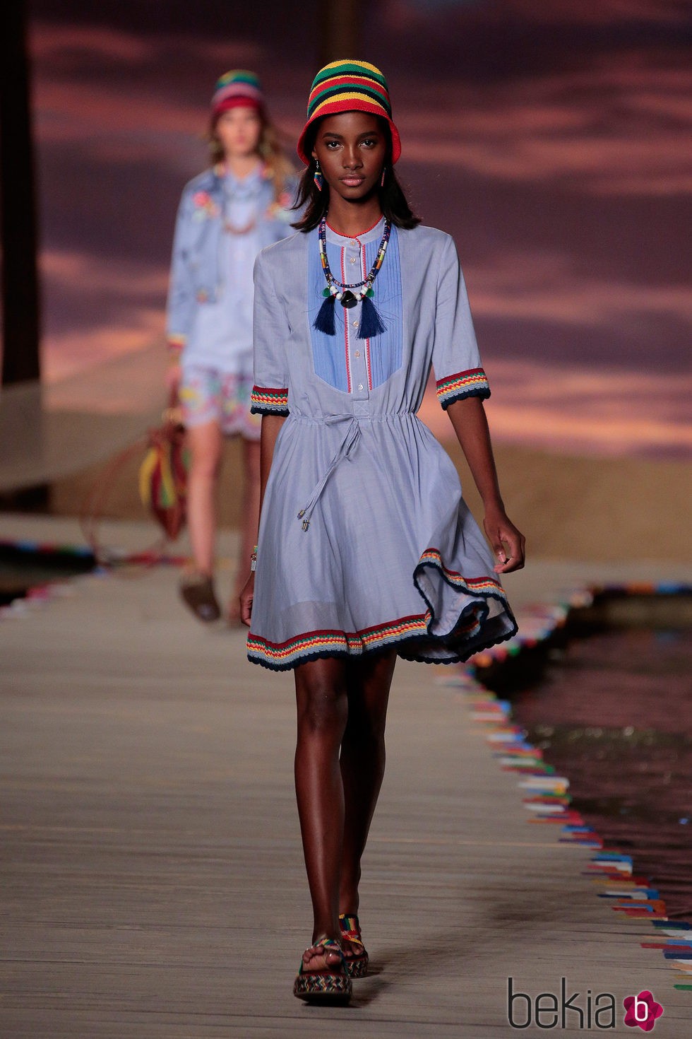 Vestido azul con vuelo de la colección de primavera/verano 2016 de Tommy Hilfiger en Nueva York Fashion Week