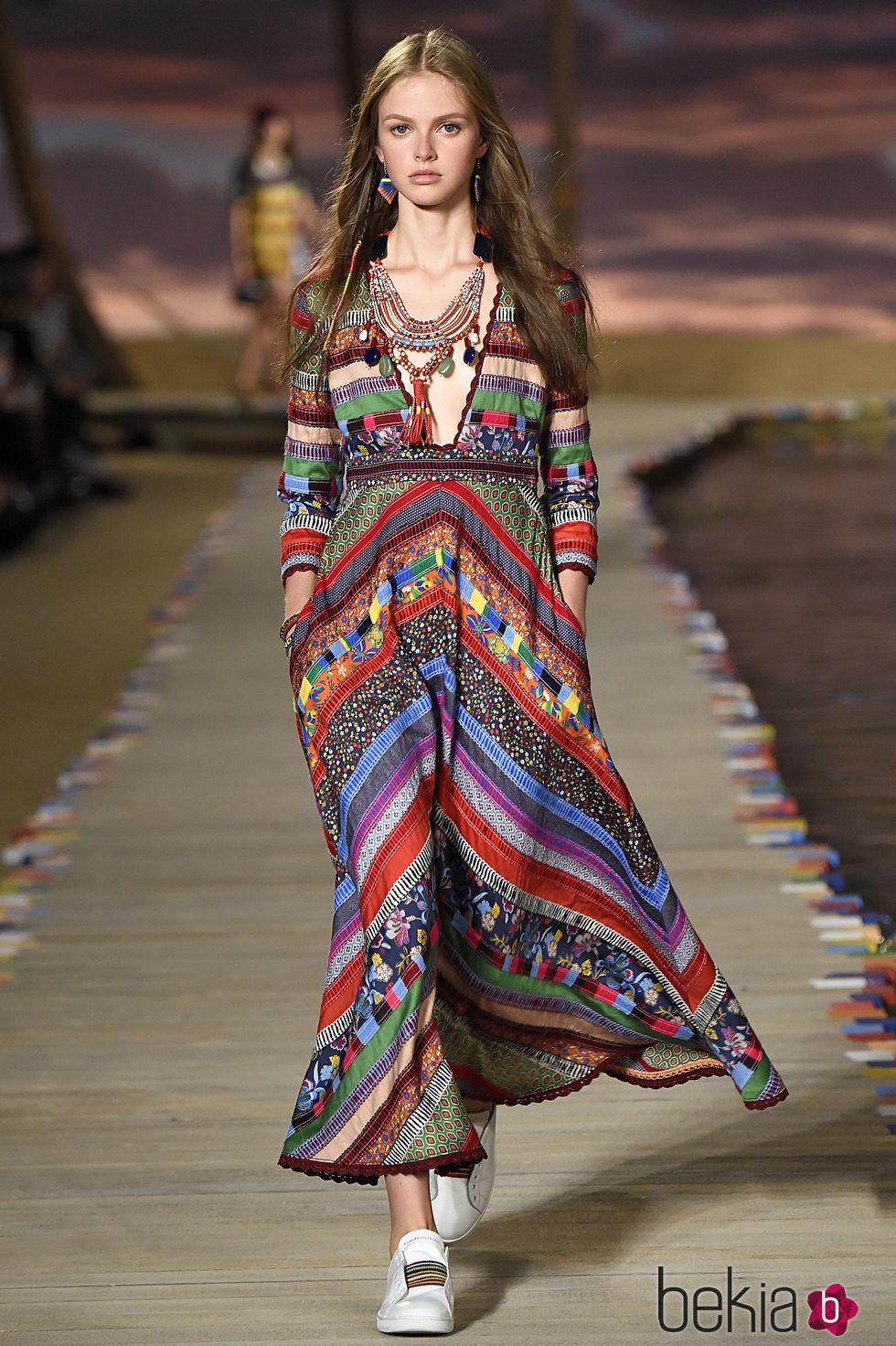 Vestido largo de estampado étnico de la colección de primavera/verano 2016 de Tommy Hilfiger en Nueva York Fashion Week