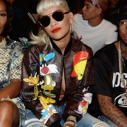 Rita Ora con una chaqueta Moschino repleta de Looney Tunes