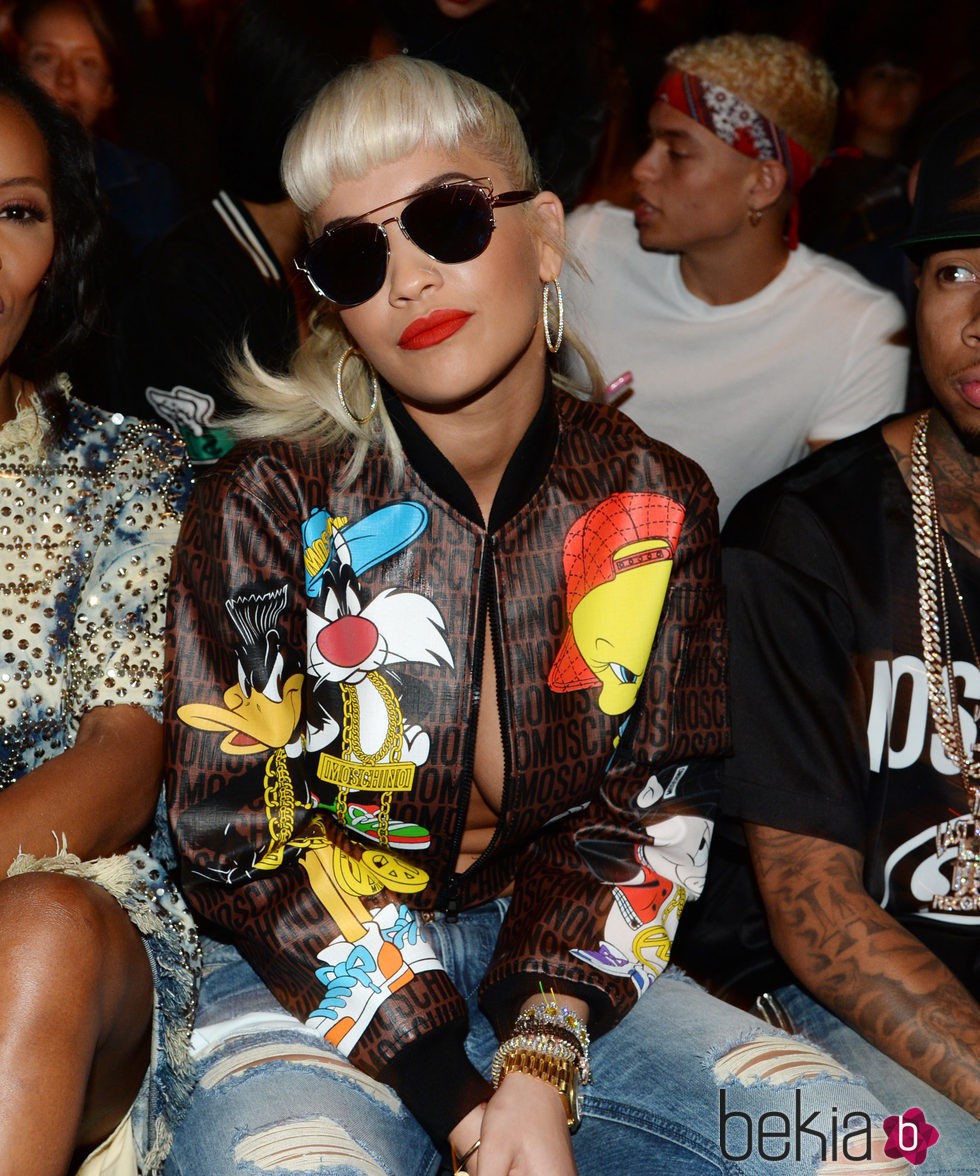 Rita Ora con una chaqueta Moschino repleta de Looney Tunes