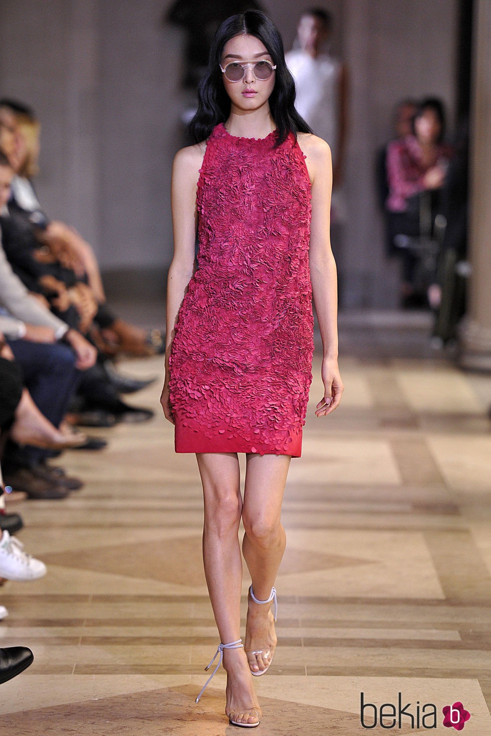 Vestido rosa fucsia de la colección de primavera/verano 2016 de Carolina Herrera en Nueva York Fashion Week