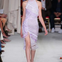 Vestido malva de la colección de primavera/verano 2016 de Oscar de la Renta en Nueva York Fashion Week