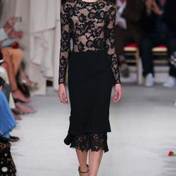 Vestido negro de la colección de primavera/verano 2016 de Oscar de la Renta en Nueva York Fashion Week