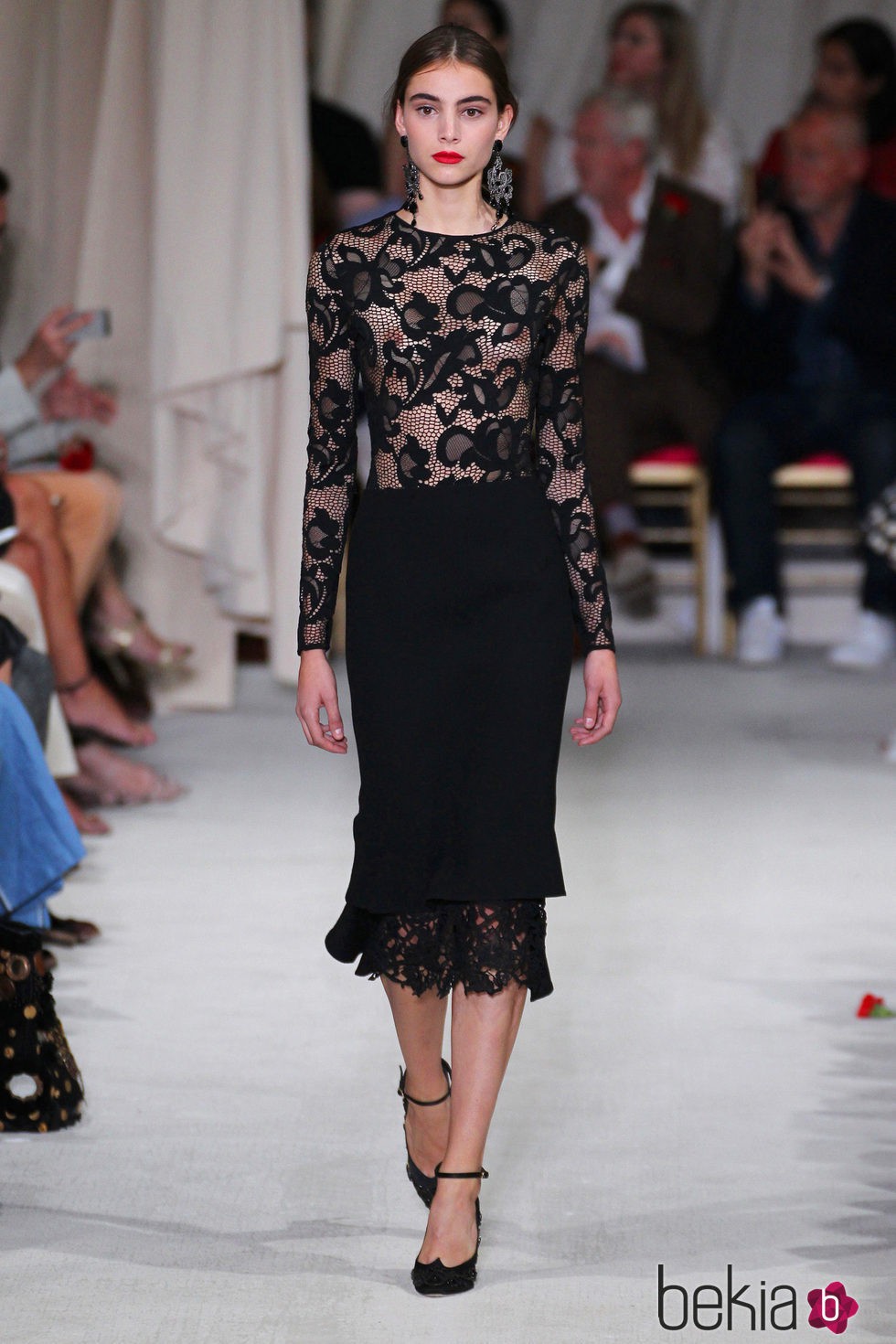 Vestido negro de la colección de primavera/verano 2016 de Oscar de la Renta en Nueva York Fashion Week