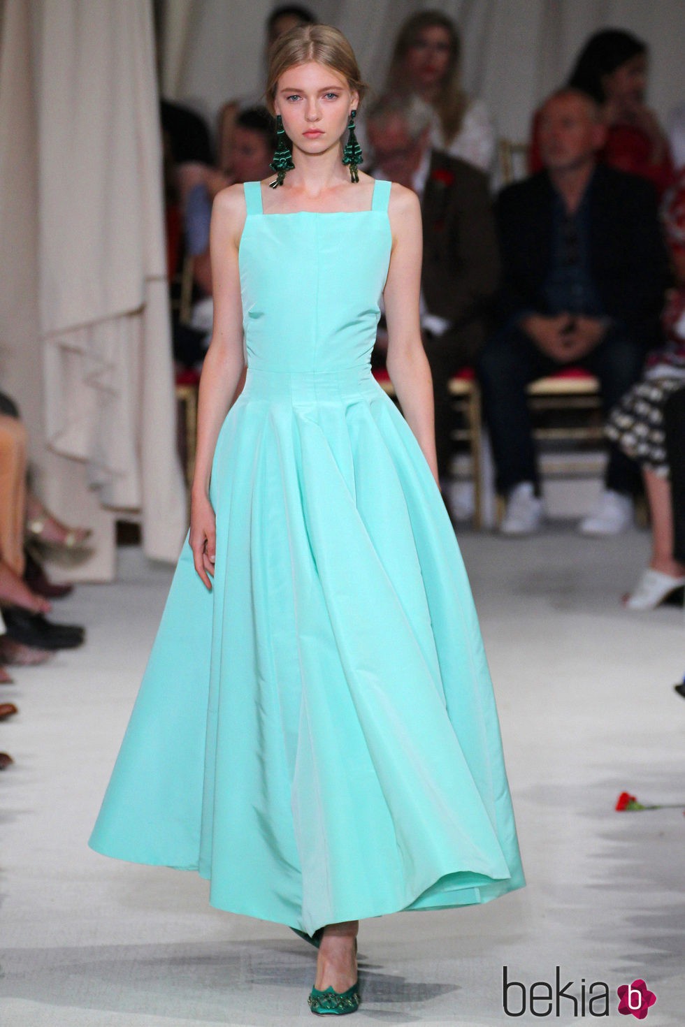 Vestido de noche azul de la colección de primavera/verano 2016 de Oscar de la Renta en Nueva York Fashion Week