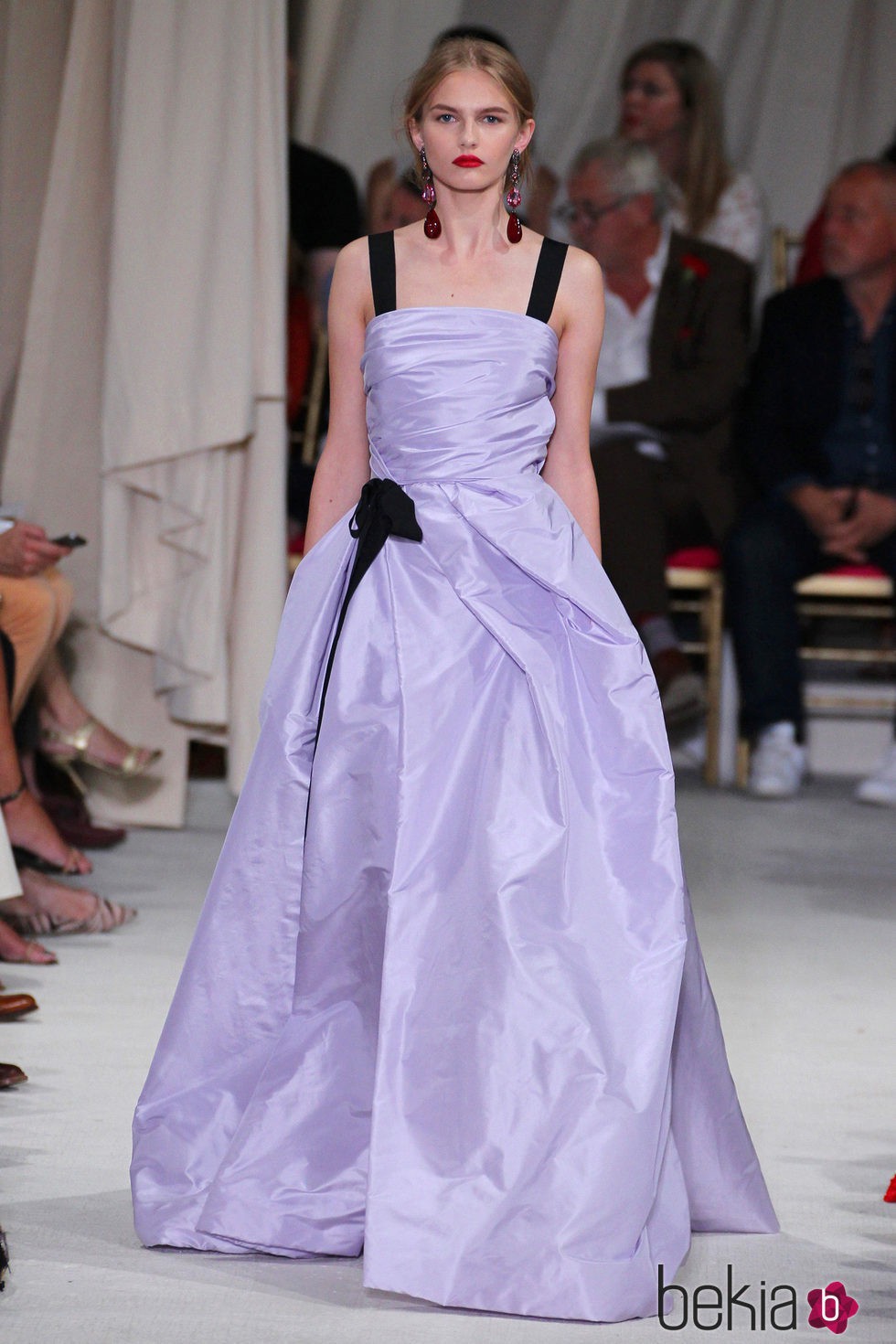 Vestido de noche malva de la colección de primavera/verano 2016 de Oscar de la Renta en Nueva York Fashion Week