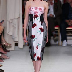 Vestido ajustado midi de la colección de primavera/verano 2016 de Oscar de la Renta en Nueva York Fashion Week