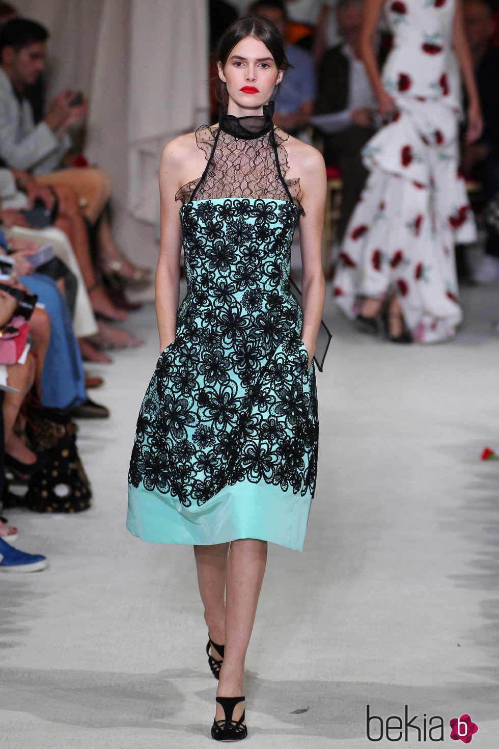 Vestido azul y negro de la colección de primavera/verano 2016 de Oscar de la Renta en Nueva York Fashion Week