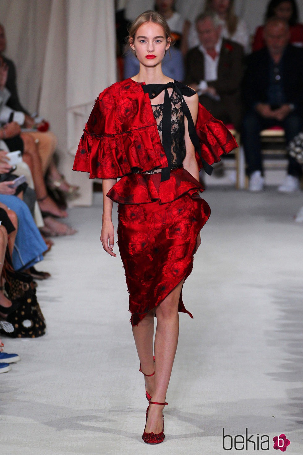 Vestido rojo y negro de la colección de primavera/verano 2016 de Oscar de la Renta en Nueva York Fashion Week