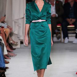 Traje de chaqueta verde de la colección de primavera/verano 2016 de Oscar de la Renta en Nueva York Fashion Week